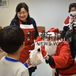 まりも学園生へ　Ｘマスプレゼント　金田さんら３人(2019-12-28)