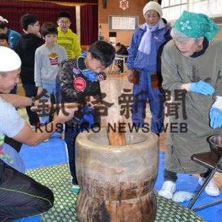 子供たち餅つきに挑戦　別保みこし会(2019-12-03)