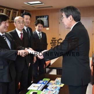 自動車の児童書贈る　整備振興会青年部(2019-12-29)