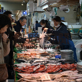 抽選会でにぎわい　釧路和商市場ど～んと市(2019-12-14)
