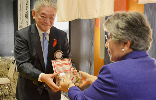 釧路ロータリークラブ、赤い羽根に寄付(2019-12-22)