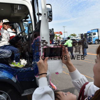 多くの親子連れ盛況　トラックフェス(2019-09-24)