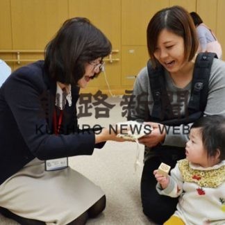 釧路町が地元材の積み木を出産祝い品で贈呈(2019-12-19)