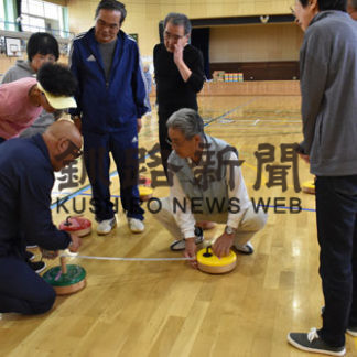 参加者は大喜び　フロアカーリング体験(2019-09-25)