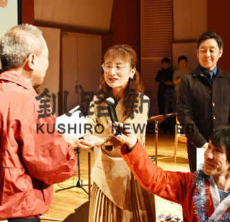 地元作家ら２美術館に絵はがき寄贈(2019-12-23)