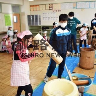 児童ら楽しく餅つきで交流(2019-12-20)