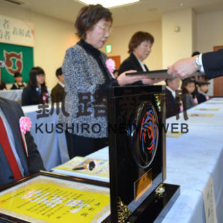 成績、模範活躍たたえる　優良勤労者表彰(2019-12-06)