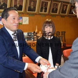 市中央図書館充実に　児童書など７００冊寄贈　阿部新聞店(2019-09-22)