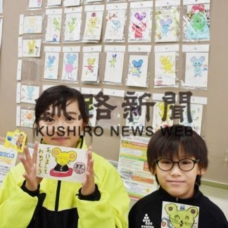 武佐郵便局で湖畔小の年賀状展(2019-12-24)