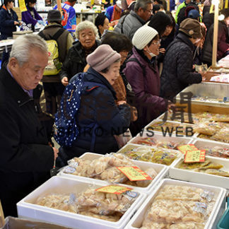 地元特産品割安で　くしろ物産まつり(2019-12-14)