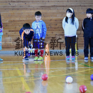 朝陽小児童がボッチャ体験(2019-12-22)