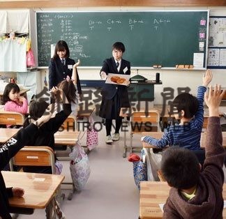 明輝高生が楽しく英語授業　愛国小と交流(2019-12-26)