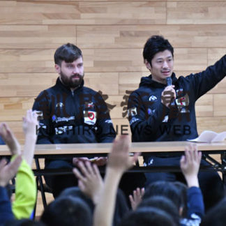 愛国小で、出前授業　　クレインズ選手(2019-12-13)