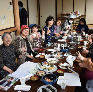 漬物やくじら汁も　鶴野西町内会女性部(2019-12-11)