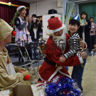Xマス会プレゼントにわくわく　美原つくし幼稚園(2019-12-25)