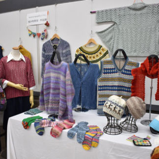 多種多彩な手編み　教室生徒ら　(2019-09-03)