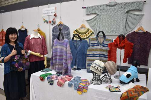 多種多彩な手編み 教室生徒ら (2019-09-03)