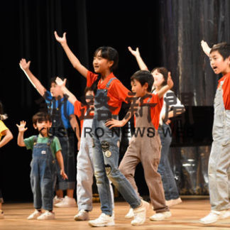 元気な歌と踊りで魅了(2019-12-24)