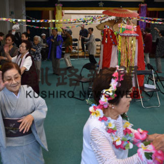 華やか衣装で盆踊り　モシリヤ地域老ク(2019-09-26)