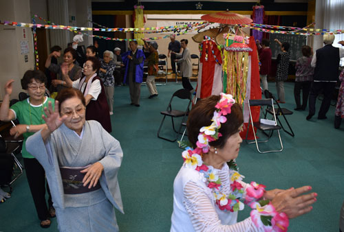 華やか衣装で盆踊り モシリヤ地域老ク(2019-09-26)