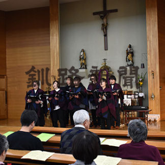 カトリック教会堂に参列者の歌声響く(2019-12-08)