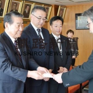 ＮＰＯ動物園協会がアムールトラ募金５０万円を市に寄付(2019-12-27)