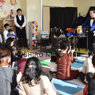 手品に笑顔広がる　女性団体協議会　(2019-12-26)