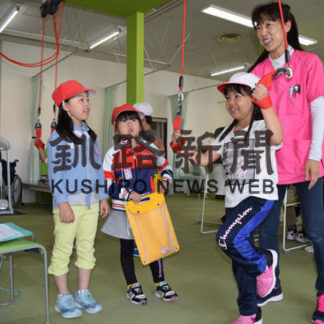 児童介護の仕事学ぶ　「カラダラボ釧路鳥取」(2019-09-26)