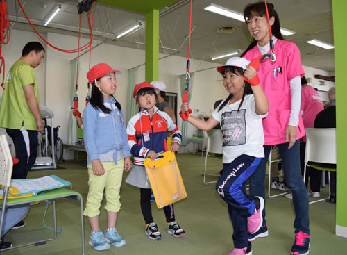 児童介護の仕事学ぶ 「カラダラボ釧路鳥取」(2019-09-26)