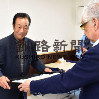 歯舞神社奉賛会に　啓発タオル３００枚寄贈　市暴追運動推進協　(2019-09-27)