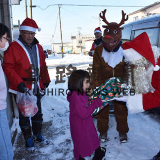 サンタに扮して　子供にプレゼント　花園町会　(2019-12-26)