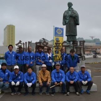 港文館前で除草や歌碑の清掃奉仕　釧路みなとライオンズク(2019-10-05)