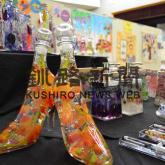 ハーバリウムなど多彩な作品展示(2019-12-01)