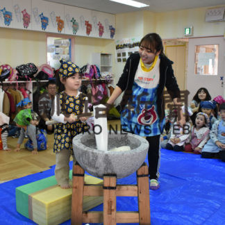 餅つきで思い出作り　キッズランド(2019-12-17)