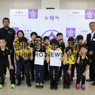 全道小学バレーへ役場訪れ活躍誓う　庶路ビクトリー(2019-09-12)