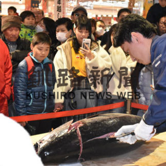 豪快なマグロ解体披露　東武サウスヒルズ(2019-12-31)