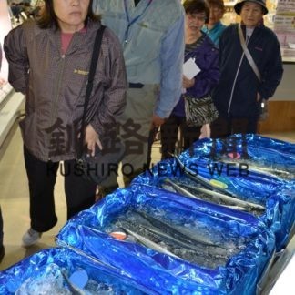 今季初サンマ特売　厚岸漁協直売店(2019-10-05)