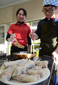 ベトナム料理や歌で交流 野付中(2019-12-08)