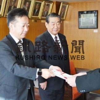 釧路厚生社が動物園にデジタルはかり寄贈(2019-12-27)