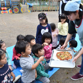 ピザ「おいしそう」　湖畔幼稚園でパーティー(2019-10-22)