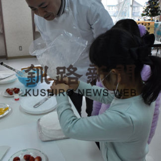 クリスマスケーキの飾り付けを楽しむ(2019-12-02)