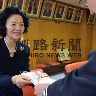 「釧路の医療充実を」　鈴木さん市に寄付(2019-12-12)