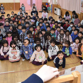 サンタに扮（ふん）し読み聞かせ　(2019-12-05)