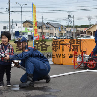 放水やポンプ車体験　防火フェスにぎわう(2019-09-24)