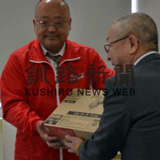 道コカ・コーラは　清涼飲料水９００本　中標津町社協へ(2019-12-13)