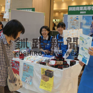 生徒たちが持参した地元の商品販売(2019-09-17)