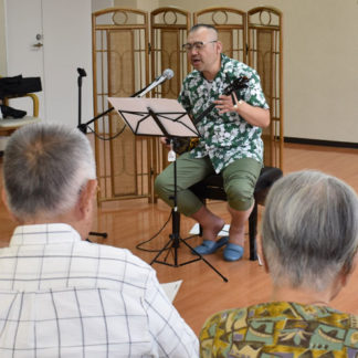 三線で沖縄民謡　三上さん披露　はまなす芦野館(2019-09-05)