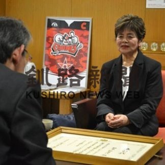 アイヌ文化継承者を　文化庁長官賞受賞　鈴木さん市長訪問(2020-01-01)