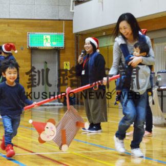 「すくすく」交流会　親子競技に笑顔　(2019-12-14)