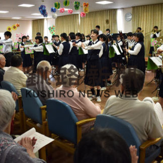 重厚な吹奏楽曲で利用者楽しむ　啓生園で釧北陽高吹奏楽局演奏会(2019-09-27)